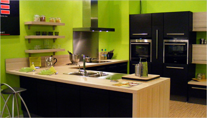 fronty MDF, klapy aluminiowe, aventos hf, szuflady tandembox z cichym domykiem, cokół aluminiopodobny, piekarnik i microfala zabudowane w słupku